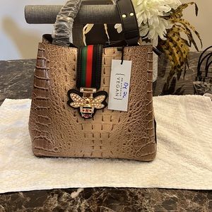 Medium vegan new Handbag the color is beige